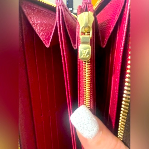 BRAND NEW MONOGRAM ZIPPY WALLET- FUCHSIA INTERIOR! - Picture 13 of 16